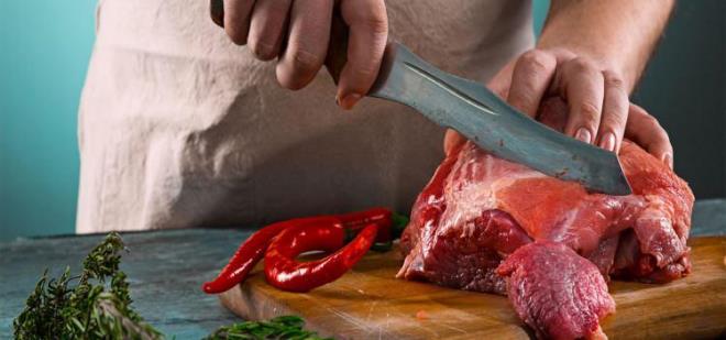 Hemen hemen her sene olduu gibi bu sene de taze kesilmi kurban etinin ayn sabah tketilmesi konusunda uzmanlar ikiye blnd. Baz uzmanlar yaptklar aratrmalarda taze kurban etlerinde hayvanlarda aktif olarak bulunan virslerin henz ilevsizlemediini bu yzden insan vcuduna yerleebileceini vurgulad. Bazlar ise pien ette herhangi byle bir riskin olmadnn altn izdi.  Taze kesilmi kurban eti yemek zararl mdr? Kesilen kurban hemen yerseniz...