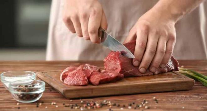 zellikle ngiltereli bilim insanlarnn son almas herkesi artt. Bilim insanlar taze etin ilenmi etten daha fazla barsak kanseri riski oluturduunun altn izdi. Taze ettin vcut tarafndan enzimlenmesi ise olduka g bir durum olduunu vurgulayan bilim insanlar taze etin barsaklarda gda atna neden olabileceini hatrlatt.