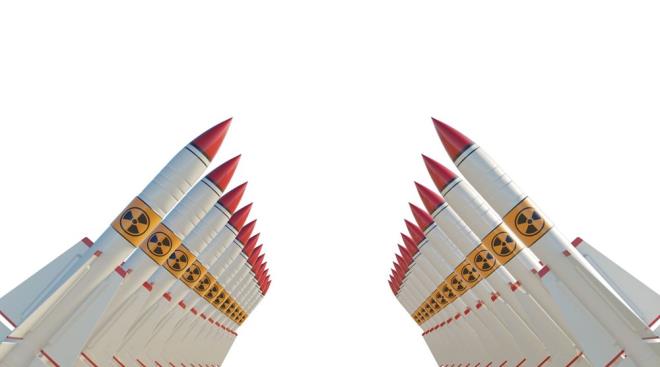 LKELERN NKLEER TESTLER    Dnyada bugn 13 bine yakn nkleer sava bal bulunurken en ok sava bal ABD ve Rusya?nn elinde bulunuyor. ABD 2. Dnya Sava srasnda ilk kez nkleer silaha bavurduu 1945?te Japonya?nn Hiroima ve Nagazaki kentlerine atom bombalar att.