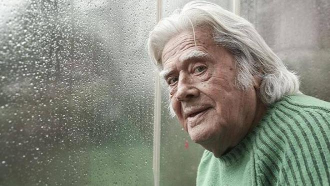 Sanki o benimle dodu, benimle lecek. Ah ocuum! Nedir bu irenlikler, sessizce sevmek ve balamak varken. Ben sularm ve onun sularn bilerek gelecee gvenle, erkeke, dosta, arkadaa, insanca, yiite, bakarak yalnz onu seviyorum. Yalnz onun yaratt ve yapayalnz brakmak istedii sevgiyi kurtarmaya alyorum. O ise sevgiyi bal kalmay kk grd ve imdi benden daha yalnz"