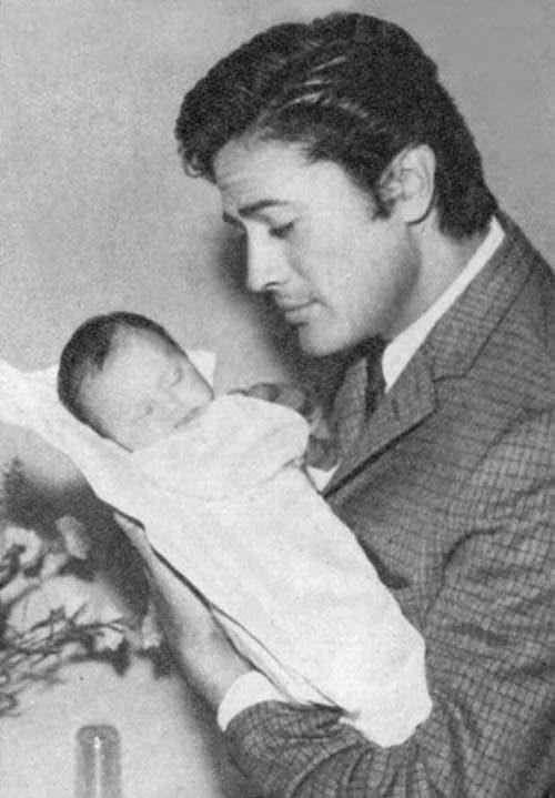 Telefonlar yzme kapatyor, mektuplarm okumuyor. Senden ayrlar iki ay oldu. Seni bin yl grmemi gibi zledim. Artk tatl yzn, yava yava hafzamdan siliniyor. Gsme dokunan o kck elinin scakl azald. Gnlerdir cehennemin dibindeymi gibi aclar iindeyim. Bin kere adn fsldadm. Bin kere Allah'a dua ettim seni bana gstersin diye. Korkular iinde sana geldim. Bana kapy amayacaklarn bile bile"