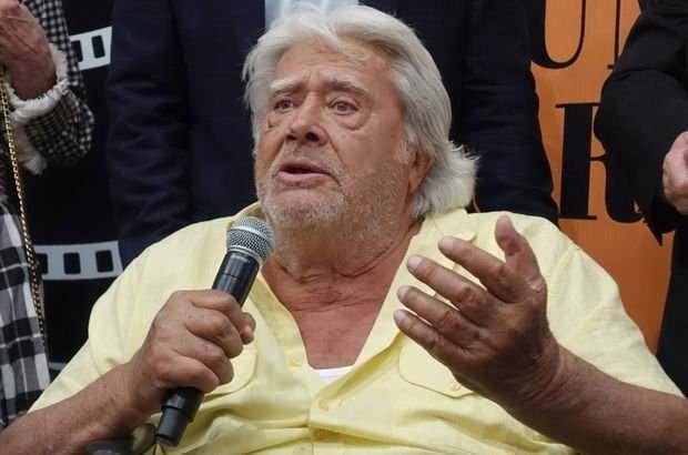 Daha nce bir canl yaynda Arkn'a kz Filiz Canl ve torunu Defne hakknda sorular yneltildiinde efsane oyuncu bu isimleri tanmadn belirtmiti.