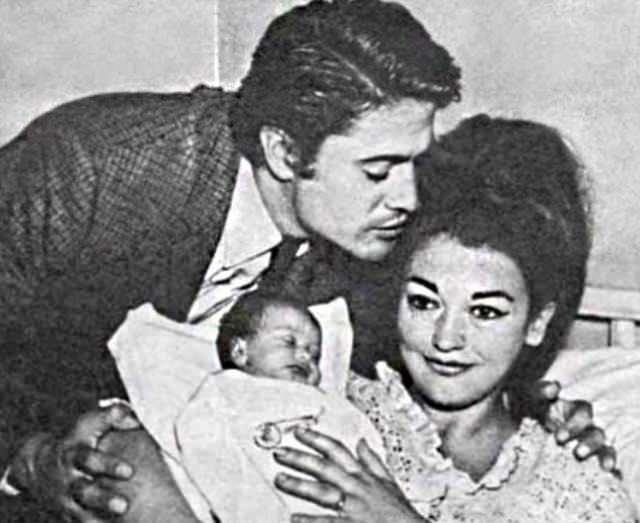 "BR BABADAN OCUUNU HANG KUVVET AYIRIR?"    "Eve kar-koca iki dostumu gnderdim. Ben de kede bekledim. Kadn hamileydi, yz illi, efkatli bir ocuk beklemenin mutluluu iindeydi. Ama benim kadar korku iindeydiler. Teyzelerin onlar kovmu. Annen seni pencereden olsun grmeme raz olmam. Sen teyzenin kucandaymsn, mavi dantelli bir elbisen varm. Tatl tatl glyormusun. Yaramazlk yapp utanyor sonra ban saklyormusun.