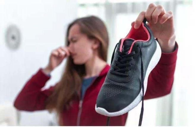 Karbonat ayakkablarnzn iinde biraz beklettikten sonra gzelce ykayn. Byle yaparak kolayca ayakkabda oluan kokulardan kurtulabilirsiniz.