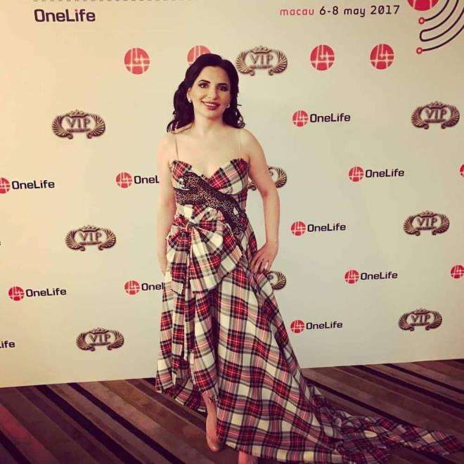 2014'te balayan OneCoin sistemi,  alclara, para birimini daha fazla kiiye satmalar halinde komisyon teklif etmeye balad.