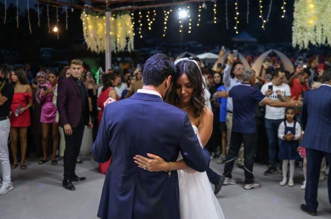 Bu yzden memleketleri olan bu ilede dn yapmak istediklerini belirten rfan Gndoan, "lkay'n ocukluundan beri Trkiye ve Dursunbey'le bamz kesmedik. Senede iki defa buraya geliyor. Memleketinin buras olduunu onlara hissettirdik. Onlar da kendi memleketlerinde dn yapmak istediler. Biz de anne ve babas olarak grevimizi yerine getirdik" dedi.