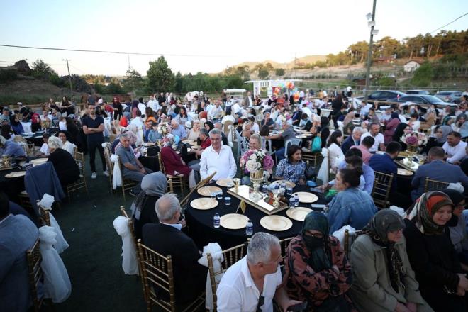 ledeki bir kr bahesinde Gndoan ve Arfaoui ifti iin, dn treni hazrland.