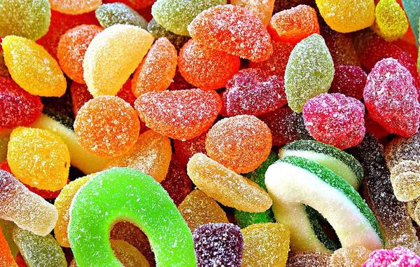 6 maddede anti-diyabet beslenme klavuzu  <br>  1. eker ve tm ilenmi gdalar yasak: Diyabet hastalarnda temel kural doal beslenme olmal. lenmi gdalarn iindeki katk maddeleri, kimyasallar vcuttaki enflamasyonu artrarak diyabeti derinletirir. Hardalda, ketapta, hatta salata soslarnda bile karmza kan eker de cabas!