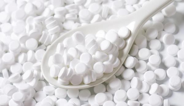 Tatlandrc tehlikesine dikkat<br>    Gelelim light ieceklere. Yaz aylarnda bol bol "light" iecek tketiyorsanz daha da hasta olmanz kanlmazdr. Tatlandrclarn kansere yakalanma riskini artrdn iaret eden pek ok alma var. Ama bu eker tadndaki kimyasallarla ilgili az bilinen bir tehlike daha sz konusu. Grnen o ki beyin tatlandrclar eker olarak alglyor ve sisteme bol bol inslin hormonu salglanyor. Bir alma iin diyet ieceklerin, aynza, kahvenize attnz tatlandrclarn kan ekerini nasl etkiledii aratrld. Aratrmann bulgularna gre ne kadar ok tatlandrc tketilirse 3 aylk kan ekeri ortalamas, yani HbA1C deeri de o kadar ykseliyor.