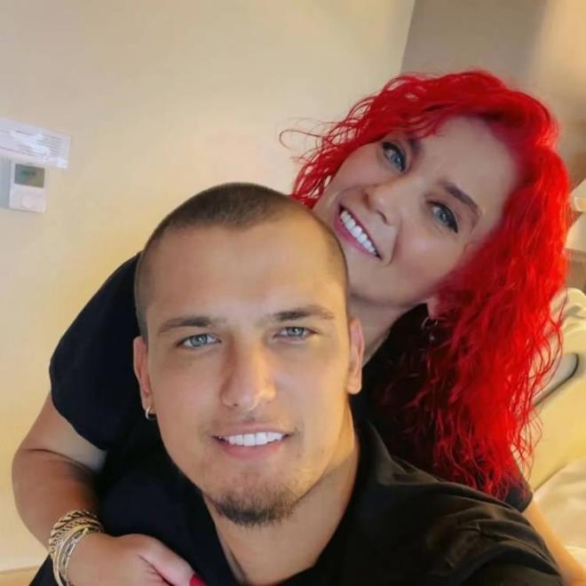 Aksoy son olarak hastalk srasnda en byk destekisi olan annesiyle birlikte ekilmi pozunu paylat. Aksoy'un annesiyle benzerlikleri herkesi artt. te o paylam;