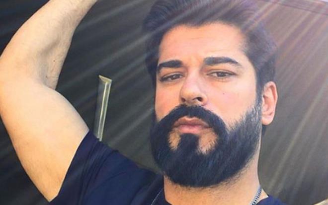 ATV ekranlarnn reyting rekortmeni dizisi Kurulu Osman'da 'Osman Bey' karakterini canlandran Burak zivit dizisinin ekimleri srasnda set alanlarna hakaret ettii iddias ile set alanlaryla davalk olmutu.