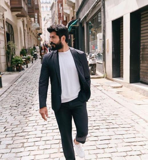 Davay karara balayan mahkeme, sank Burak zivit?in ?hakaret? suunu iledii gerekesiyle, suun ileni biimi, suun ilendii yer ve zaman ile sann kasta dayanan kusurunun arln dikkate alarak gnl 30 liradan 100 gn olmak zere toplamda 3 bin lira adli para cezasna arptrd.