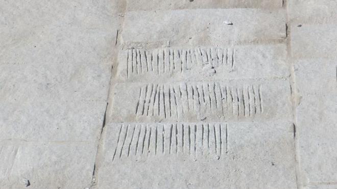 Giritliolu, yaplan kentsel tasarm projesinin bir tarihi evre kaygs gttn ancak ergonomik olarak gereinin yaplmadn ne srd ve u aklamay yapt:    ''Buras beton bir meydan olmad. Tarihi dokuyla uyumlu yer demesi kaygs gdldn gryoruz. nk buras meydan olarak da birok meydandan farkl bir yer. Bu meydan oluturan camisiyle, niversitesiyle, ktphanesiyle bir klliye yaplar arasnda kalan, formunu onlarn verdii bir meydandr" ifadelerini kulland.    Uzun sren almalarn hem insan hayatna hem de kamu zararna neden olduunu da aklayan Giritliolu, ''nsanlar burada dyor. Btn bunlar bir yandan da kamu zararn da beraberinde getiriyor" diye konutu.