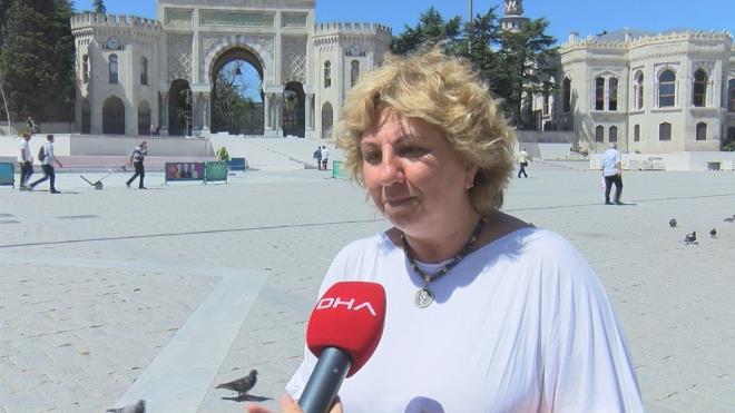 "NSANIN BURADA YRMES MMKN DEL"     25 yldr Beyazt'ta esnaf olan Mehmet Dursun, "3 senedir buradaki evre dzenlemesi devam ediyor. Normalde 6 ay ierisinde bitirmeleri lazmd. Buraya dizdikleri ta deiik bir ta. nsanlar yrrken yoruluyor, tekerlekli sandalyeler, bebek arabalar gitmiyor. Bunu tam dzeltmeleri lazm, yoksa hibir ie yaramaz. Kabark olan yerleri biraz alyorlar" dedi.    Esnaf Kadir Korkut da, "Talar yaptlar, dediler, imdi tekrar tralyorlar. Anladm kadaryla bu talar biraz yksek oldu. Zaten eski talarn yerine denen talarda bel ars eken bir insann yrmesi mmkn deil. Biz burada esnafz. Srekli deiim, yeni bir tadilat bizi burada daha da zor duruma sokuyor. Turistlerin buraya gelmesi iin bu tadilatn bir an nce bitmesi gerekiyor" ifadelerini kulland.    stanbul Bykehir Belediyesi ise yaplan almalarla ilgili aklama yapmad.