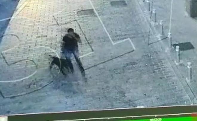 Bunun zerine ikili arasnda arbede kt.    Bu srada para isteyen kiinin su orta olduklar tespit edilen 2 kii daha ara sokaktan kt.