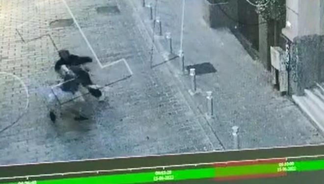 Sokakta yryen Mert Demirkafa'nn yanna bir kii yanat.    Bu kii, para istedi ancak Demirkafa para vermeyi reddetti.