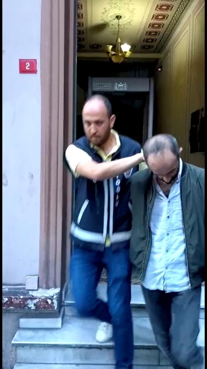 TUTUKLANDILAR    Bunun zerine polis, ner'i de kald metruk binada yakalayarak gzaltna ald. Dier phelinin yakalanmas iin de alma balatan ekipler, ifadeleri tamamlanan 2 kiiyi adliyeye sevk etti. pheliler karldklar mahkemece tutuklanarak cezaevine gnderildi.