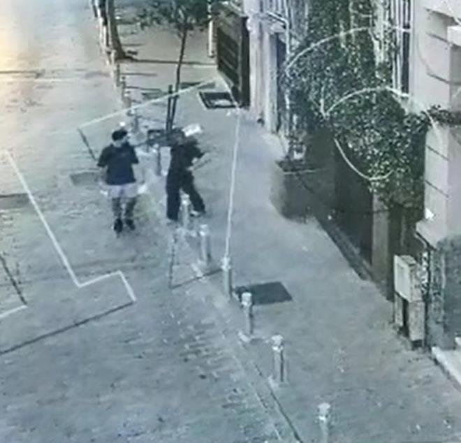 stanbul Beyolu'nda sokakta yryen bir kiiyi pitbull cinsi kpekle  korkutarak gasbeden pheliler yakaland. VDEO