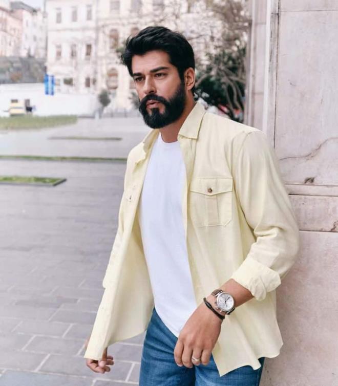 Tatil blgesinin en gzde yerinde eine ev yaptrmaya balayan nl oyuncunun Evcen iin bir de ara sipari ettii renildi.