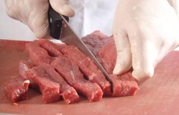 Kurban Bayram'nda kesilen hayvanlarn etini, derin dondurucuya veya buzdolabna atmadan nce baz konulara dikkat etmek gerekiyor. Bu nerileri dikkate alarak etleri daha salkl ekilde muhafaza edebilirsiniz.