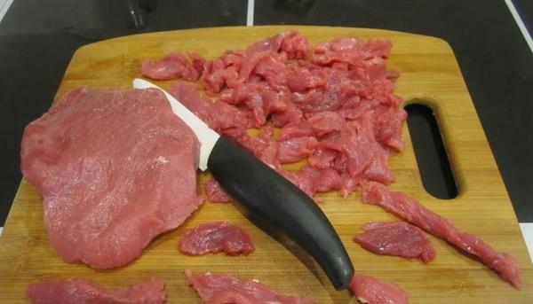 Kurban Bayram iin men: Tas Kebab  <br>  Tas Kebab in Malzemeler 1 kg kuba dana veya kuzu eti 2 adet soan 1-2 adet havu 1-2 adet patates 3-4 di sarmsak 1 yemek ka salas (Tercihen domates ama yarmar kak biberde katlabilir) 1 yemek ka tereya ve 1 yemek ka un 3-4 adet defne yapra 1 ay ka eker veya 1 adet kp eker Kararnca tuz, karabiber.