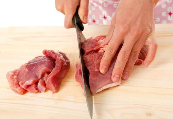 Ete tuz, karabiber ve zeytinya ilave edin. Ocakta iyice snm tencereye eti aln ve yksek atete piirin. Suyunu hzl brakan et daha yumuak ve lezzetli olacaktr. Et suyunu tamamen ekince biraz zeytinya ve tereya ilave edin. Doradmz soanlar gzelce orta atete kavurun. Un ilave edip iyice kartrn. Patates, havu ve sala ilave edin 1-2 dk daha kavurun. Et hizasnda olacak ekilde su ilave edin. Defne yapra, tuz karabiber eker ilave edin. Kapan kapatn ve en ksk atete havu ve patates piene kadar piirin.