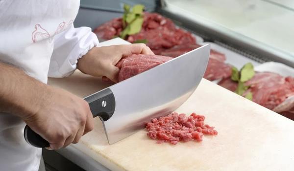 ?yi dinlendirilmemi et, hazmszlk, ikinlik yapar?  <br>  Tapnar, kurban etinin yeni kesim olmas sebebiyle kannn tam anlam ile etten kmam halde olduunu hatrlatarak, ncelikle etin gne grmeyen serin bir yerde 7-8 saat kadar temiz kaplarda dinlendirmesini tavsiye etti. Etin, kandan olabildiince temizlenebilmesi, kann szlebilmesi iin delikli bir kap ya da elek kullanlmasn gerektiini belirten Tapnar unlar syledi: ?Yeterince dinlendirilmemi etler hazmszlk, ikinlik, kabzlk veya ishal gibi sindirim sorunlarna neden olabilir. Etin salkl koullarda dinlendirilerek, sertliin tamamlanmasn beklemek gerekiyor.