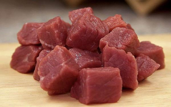 Kurban etine lezzet katmak iin ipular  <br>  Tapnar, kurban etine lezzet katmak iin baz ipular verdi. Dinlendirilen etlerin soan suyu, zeytinya, sarmsak, kekik karmnda en az 2 saat kadar marine edilmesini nerdi. Bu ekilde etin daha yumuak ve aromatik bir tat alacan ifade eden Tapnar, ?Etimizi yumuak olarak tketmemiz iin yksek atete piirmemiz gerekir. Bu ekilde et suyunu abuk atar, daha lezzetli olur. Izgara olarak piirilecekse et, gzelce mhrlenmeli ve lezzeti iinde braklmaldr? dedi. Tapnar, Kurban Bayram iin bir men nerisinde bulundu.