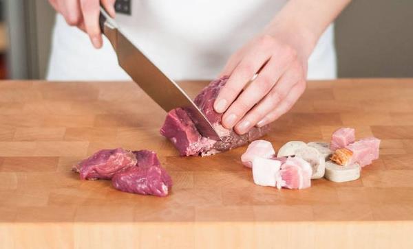 retim Grevlisi Gkhan Tapnar, Kurban Bayram yaklarken kurban etlerinin en doru ekilde nasl muhafaza edilecei konusunda vatandalara nerilerde bulundu.