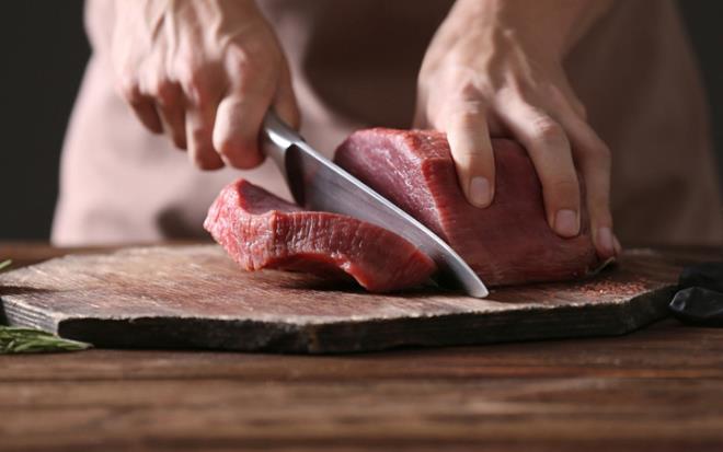 Kurban Bayram'na sayl gnler kala kurban kesecek olanlar, kestikleri hayvann etlerinin en salkl ekilde nasl muhafaza edeceklerini aratryor. Peki kurban eti en doru ekilde nasl saklanmal?
