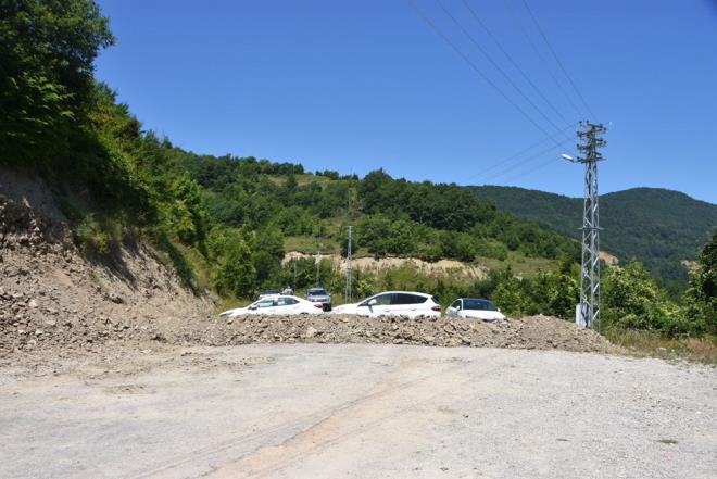 Erfelek Tatlca elaleleri'ne ziyarete gelen Taner Karaali (43), "7 kilometre kala yolun kapal olduunu grdk. Buna zldk gerekten. Kapatlmasn ok doru bulmadk. Buradaki amirlerin bu sorunu zeceine inanyorum. Bu sorunun bayram arifesi yaanmas ho deil" dedi.