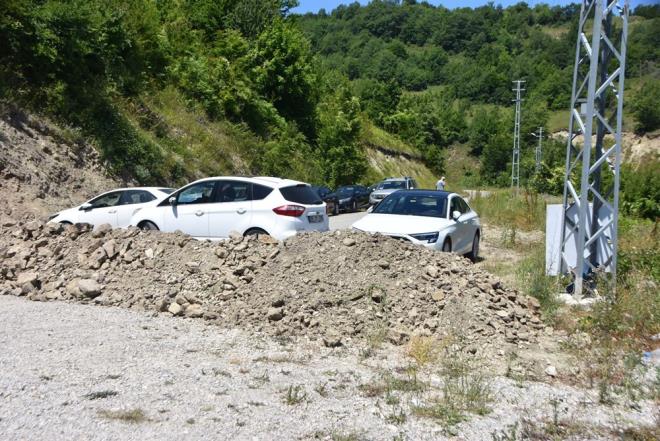 Blgenin nemli turizm yerlerinden olan ve ylda yaklak 400 bin ziyaretiyi arlayan elaleye gidenlerden bazs yoldaki toprak yn nedeniyle aralaryla geri dnmek durumunda kald, bazlar da 8 kilometre yol katedip ulat.