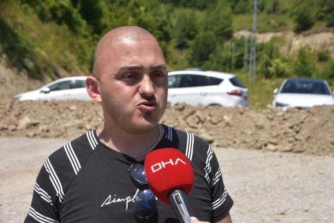 'YOLA MISIR EKECEM'    elalelerin otopark arazisinin kendisine ait olduunu ve iletmesinin verilmesini isteyen Ferdi Poyraz Aslan, "letmeyi bana vermezlerse bu yola msr ekerim. nk kamulatrma yok. Bizim arazimiz. Yollardan geiyorlar. Bir bedel denmiyor. 1999 ylnda dedemin zamannda buradan yollar gemi. Tabi bu yollarla ilgili kamulatrlma yaplmam. O zamann valisi sz vermi. 'Halka buralarda yolu geirelim. Siz de buralarda tesisler kurun satnz yapn' demi. Bu sebepten dolay buradan yollar gemi ama biz buraya tesis yapmaya kalktmzda bize ne ruhsat veriliyor ne yap kayt izni veriliyor ne de bir ey satmamza izin veriliyor" dedi.