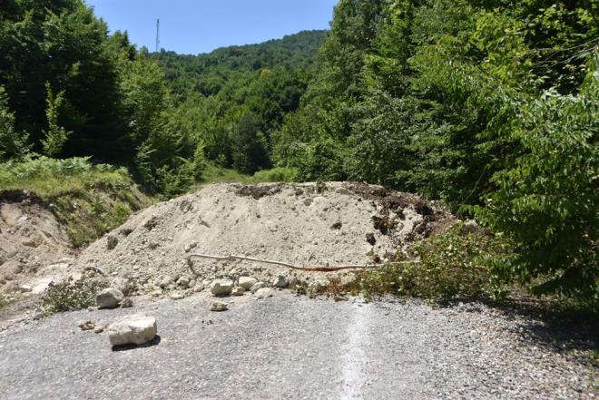 "YOLA MISIR EKECEM"    Kamulatrma sorunu zlmemesi halinde yola msr ekeceini belirten Aslan, "Bizim burada 3 parsel arsamz var. elalenin olduu yerin orada otoparka kadar olan yer bizim. Yukarda Elmalk diye bir yer var oras da bize ait. Bir de bu parsel bizim. Buralarda kamulama yok. elalenin stnde bir yer daha var. Oras da dedeme ait. Oray da ben kapattm. u anda Erfelek elaleleri'ne hibir yerden geit yok. Maduruz. Sadece maduriyetimiz giderilsin. elaleyi bize teslim etsinler. Biz de yollarmz aalm. letmeciliini de gerekirse biz yapalm. Otopark ksm zaten bize ait. Kamulatrma sorunu zlmemesi halinde yola msr ekeceim" ifadelerini kulland.