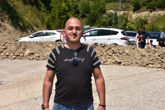 Alternatif yoldan elaleye aralarla gidildiini fark eden Aslan, o yolu da dedesine ait olduunu iddia edip toprak dkerek ara ulama kapatt. elale iletmecileri ise kapatlan yolun dier tarafnda kendi aralarn bekleterek, blgeyi yaya olarak geen ziyaretilerini elaleye ulatryor.