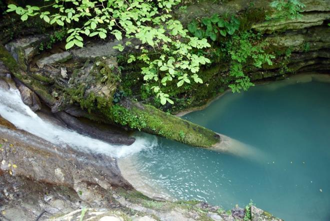 'ELALEY BZE VERSNLER'    Yolun kamulatrlmasn isteyen Aslan, "Bizim yer bedel cretlerimizi desinler. Bunun dnda elalenin otoparkn bize versinler. Ben otopark halka cretsiz yapacam. Biz devletimize maddi olarak udur, budur demiyoruz. Devlet ne verirse artk. Buras kamulasn. Vatandalar madur olmasn. nsanlar geliyor. Ben de zlyorum. nsanlar elaleye yryerek gidiyor. Hastas var, yals var. Madur olmasnlar ama biz de madur olduumuz iin byle bir yola bavurduk" dedi.