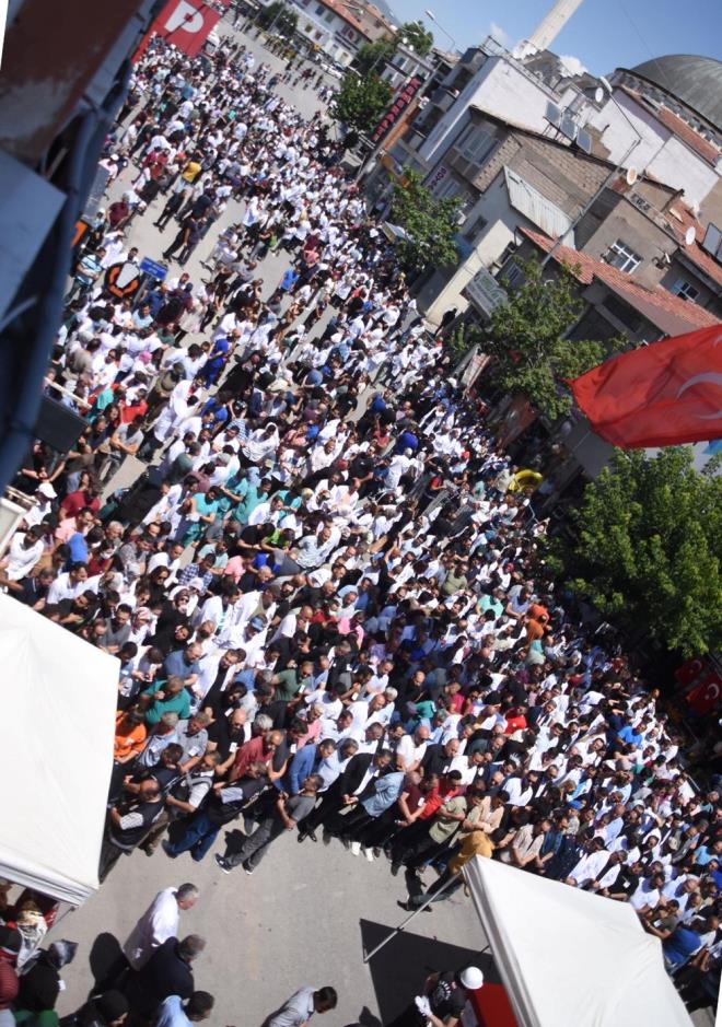 Devlet iradesinin btn gcyle yanmzda olduunu bilelim. Vatandalarmza, halkmza zellikle hekim arkadalarmza, salk alanlarmza daha ok sayg ve zellikle nemli bir tutum bekliyorum. Salk alanlarmza, hekim arkadalarmza kalkan her el toplumumuzun, halkmzn canna kast etmi anlamna gelir. Milletimiz ba sa olsun.''