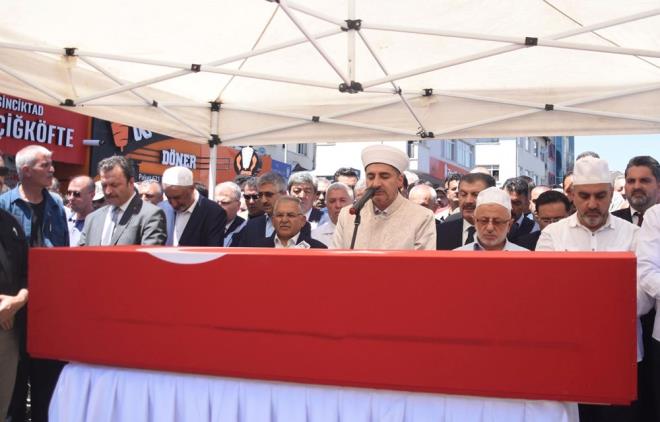 Ardndan hayatna son veren 39 yandaki saldrgan, Yunak Devlet Hastanesi'nde gvenlik grevlisi olarak alyordu.