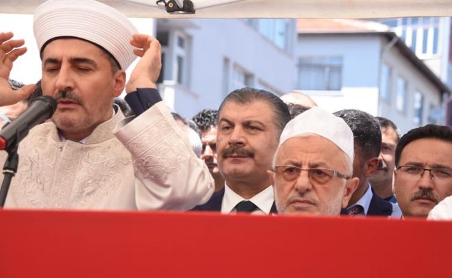 TRENE BAKAN KOCA DA KATILDI    Trene Salk Bakan Fahrettin Koca, Vali Gkmen iek, Bykehir Belediye Bakan Memduh Bykkl, Garnizon Komutan Tugeneral Haldun Taan, siyasi partilerin temsilcileri, daire mdrleri, salk alanlar, Karakaya'nn ei Gnseli Ekinci Karakaya, yaknlar ve ok sayda vatanda katld.