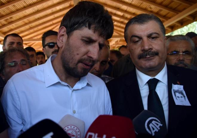 ''BAYRAM ZN ALAMAYACAIM, NBETLERM VAR'' DEM    Aabey Mehmet Murat Karakaya da 23 yllk doktor olan kardeinin bugne kadar fedakarca altn dile getirdi. Kardeinin alt tm hastanelerdeki vatandalarn buna ahit olduunu anlatan Karakaya yle devam etti:    "Biz kardeimizle ylda 7 gn bile tatil yapamadk, vakit geiremedik. Pazar gn  saatlik bir grme yaptk, 'Bayram izni alamayacam, nbetlerim var' dedi. Pazar gn Konya'ya dnd, aramba gn ehit oldu. Salk Bakan'mz yanmzda, Cumhurbakan'mz arad, bakanlarmz arad. Salk alanlarmz emin olsun Ekrem kardeimiz alt, gayret gsterdi. Bin resmi hastas varsa bin de gayri resmi hastas vard. Ayak arlarndan boaz arlarna kadar herkesin sorularna cevap verirdi ya da doktor nerirdi. Mevlam rahmet eylesin, bizlere de metanet versin