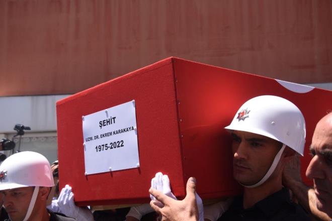 Klnan cenaze namaznn ardndan zerinde ehit notu yazan Ekrem Karakaya'nn tabutu, cenaze aracyla ile mezarlna gtrld. Dr. Karakaya, burada gzyalar arasnda topraa verildi.