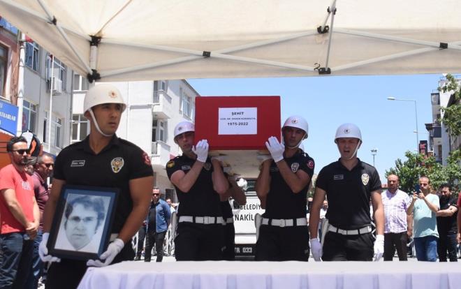 Konya'da hasta yakn olan Hac Mehmet Akay (39) tarafndan grev yapt hastanede tabancayla vurularak ldrlen Kardiyoloji Uzman Doktor Ekrem Karakaya (47), memleketi Kayseri'nin Develi ilesinde son yolculuuna uurland.