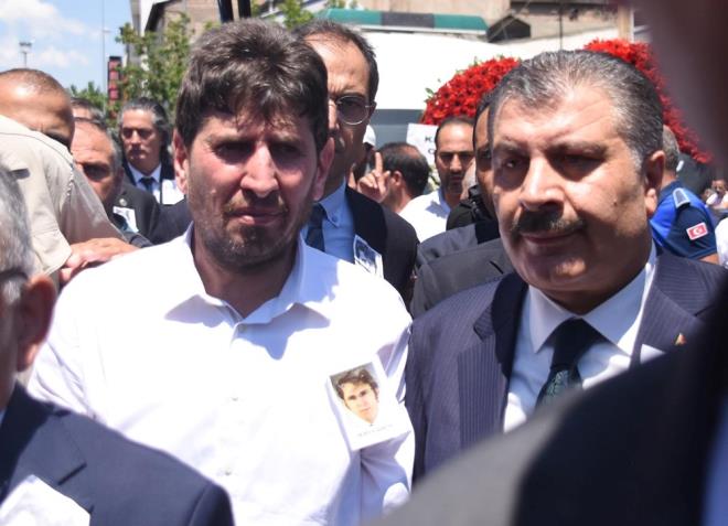 Hastanede ldrlen doktor Ekrem Karakaya'ya veda - 4  ''DEVLET ERKANI EHTLK MERTEBES VERD''    Cenazede konuan Karakaya'nn kardei Mehmet Murat Karakaya, "Kardeim Ekrem'e menfur bir saldr sonucu devlet erkan ehitlik mertebesi verdi. nallah kardeimiz ehittir. Bir ey hatrlatmak istiyorum. Tedavi etmek ve ifa vermek farkl eyler. Doktor tedavi eder, ifa veren Allah'tr. Ekrem kardeim 23 yldr doktorluk yapyor. nann kendisiyle 1 hafta 10 gn birlikte tatil yapmadk. 7/24 almtr'' diye konutu.