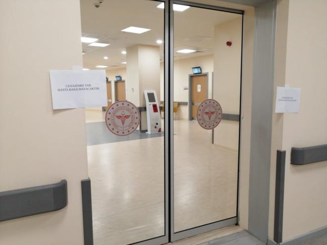 ''CENAZEMZ VAR'' YAZISI    Konya ehir Hastanesi'nde saldrnn gerekletii kardiyoloji kliniinin kapsna, 'Cenazemiz var. Hasta baklmayacaktr' yazs asld. Kliniin kaps da kapal tutuldu.