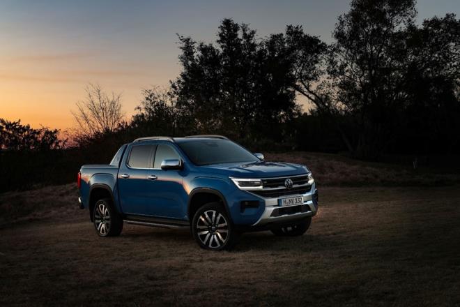 Yeni Amarok?ta; 'Life' ve 'Style' dnda 'PanAmericana' (off-road tasarm) ve 'Aventura' (zel tasarm) versiyonlar sunuluyor. Yatay ve dik motor kaputu Yeni Amarok?un heybetli grnme katk salyor. Tm versiyonlarda standart olarak sunulan, entegre LED farlar ile radyatr zgaras boyunca uzanan yatay barlar bu grnm destekliyor. Amarok PanAmericana, Aventura ve Style versiyonlarnda ?IQ.Light - LED matrix farlar? sunuluyor.