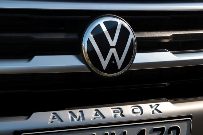 Volkswagen logosunun altnda, byk bir 'Amarok' kabartmas bulunuyor. Yeni Amarok?ta C eklindeki stop lambalar dikkat ekerken, PanAmericana ve Aventura versiyonlarnda ise LED teknolojisi standart olarak sunuluyor.