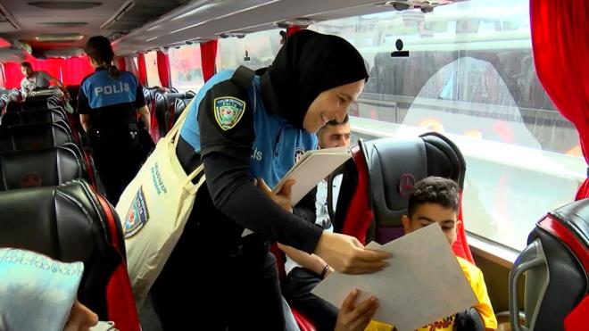 Bilet almay son gne brakan zlem Aksu ise, "Maalesef bilet bulamyorum. Onun iin geziyoruz. Son gn belli oldu gideceimiz. Bir de Kean yakn yer, 2-3 saatlik yol 200 lira" diye konutu.