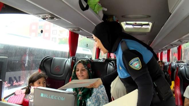 Emniyet Mdrl Toplum Destekli Polislik ube Mdrl ekipleri ise ofrleri ve yolcular emniyet kemerinin nemi, hrszlktan ve dolandrclktan korunmann yollar hakknda bilgilendirmede bulundu.    Ekipler ocuklara bayram hediyesi olarak anahtarlk datt.