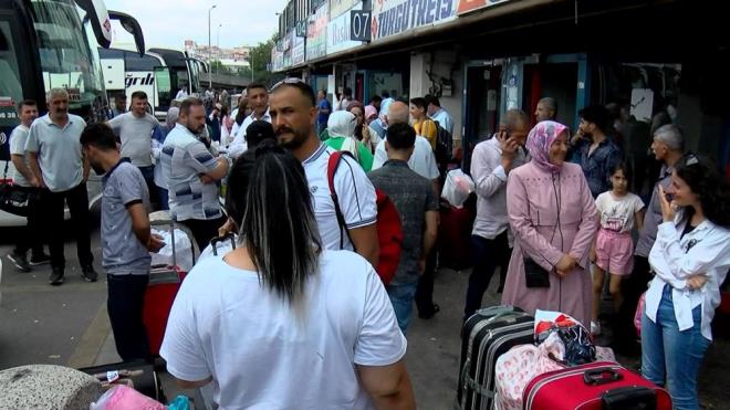 9 gnlk Kurban Bayram tatilini stanbul dnda geirmek isteyenler, Bayrampaa'daki 15 Temmuz Demokrasi Otogar'na akn etti.