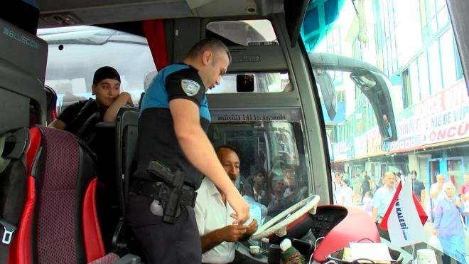 "GNDE 1500 ARA IKMITIR"    Otobs firmasnda alan Alaattin endek de "Pandemiden yeni ktk. Bu ikinci bayrammz, haliyle younluk var. Ana arterler dolu ilave olarak devam eden turizm aralar devam ediyor. Getiimiz yllarda 2500-3000 civar ara karken bu yl ise 1500 civar araba kmtr otogardan" ifadelerini kulland.